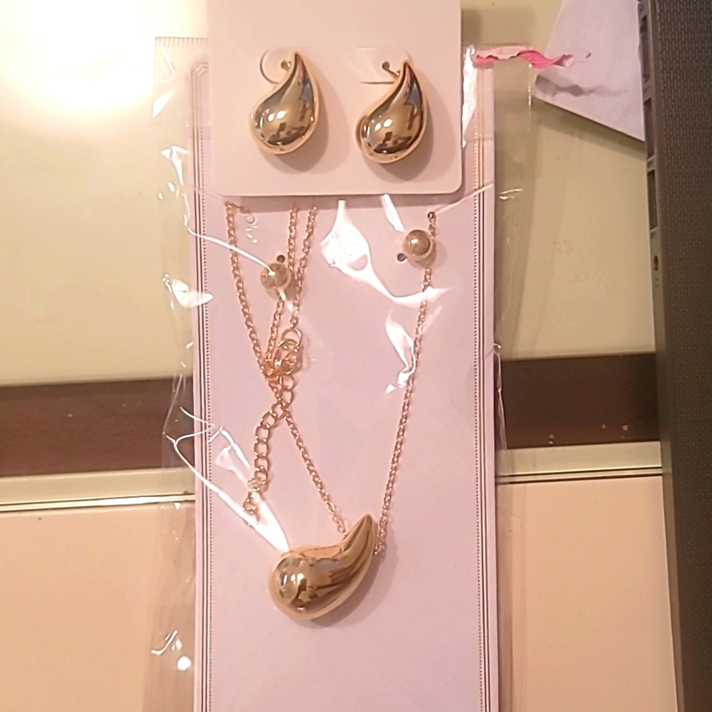 Teardrop necklace set